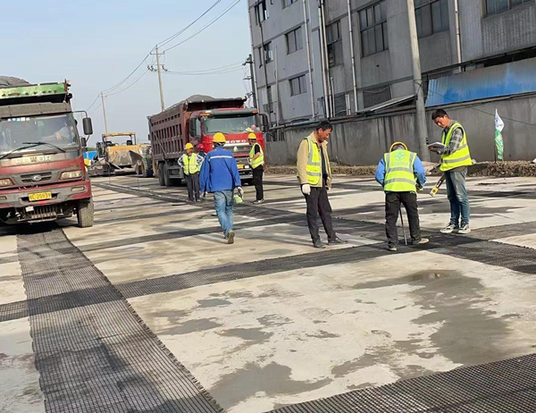 高明老材料的新故事：玻璃纤维土工格栅如何在‘白改黑’浪潮中重获新生？